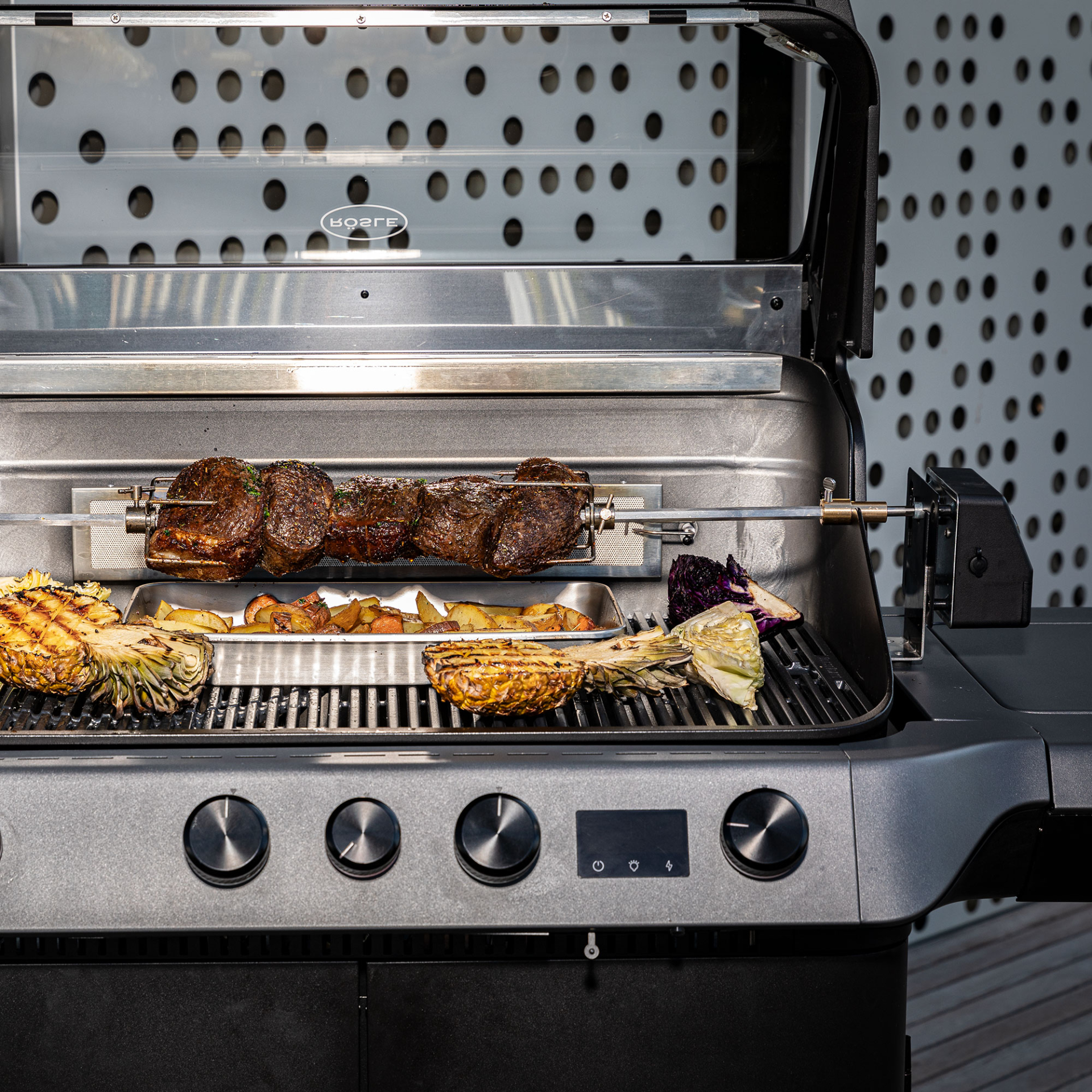 Preview: Rösle Drehspieß BlazeFlame Master für 3 & 4 mit grillfleisch bestückt